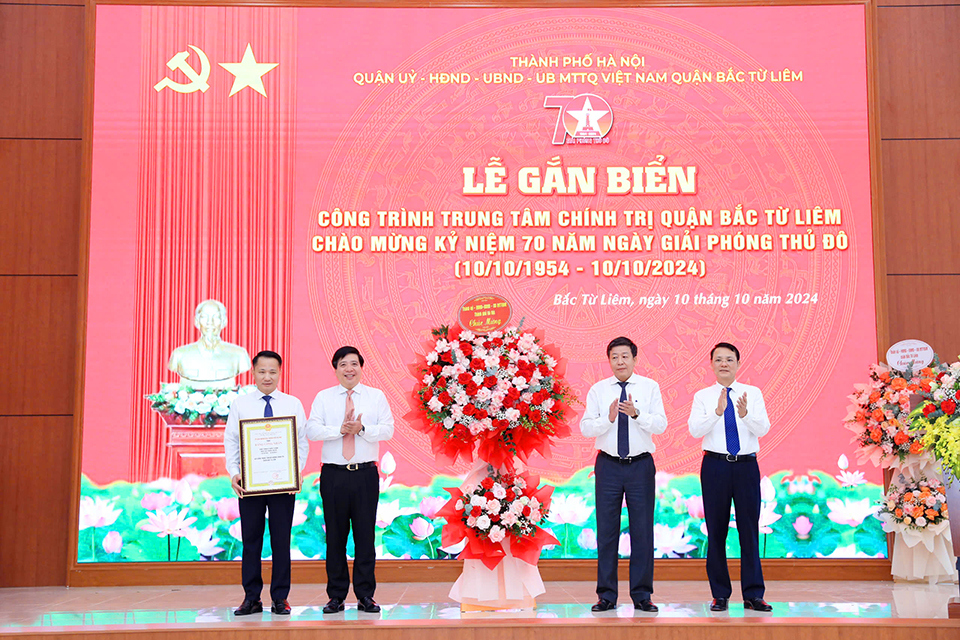 Lãnh đạo TP trao bằng chứng nhận công trình xây dựng Trung tâm bồi dưỡng chính trị quận Bắc Từ Liêm.