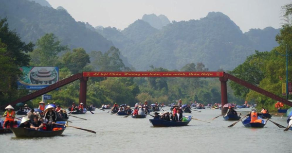 Hơn 2 vạn du khách đến chùa Hương trong ngày mùng 3 tết Giáp Thìn