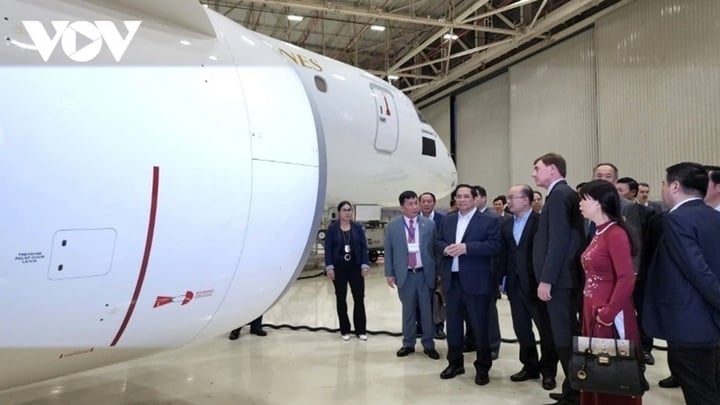 Premierminister Pham Minh Chinh besuchte und arbeitete im Jahr 2023 mit der Embraer Aerospace Corporation mit Hauptsitz in São José dos Campos im Bundesstaat São Paulo in der Bundesrepublik Brasilien.