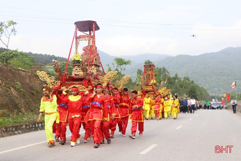 Unique ceremony of carrying the spirit tablet of the Ancestor Kinh Duong Vuong and the Hung Kings