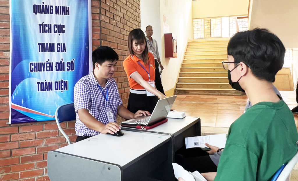 Thí sinh đăng ký trước khi vào phòng thi.