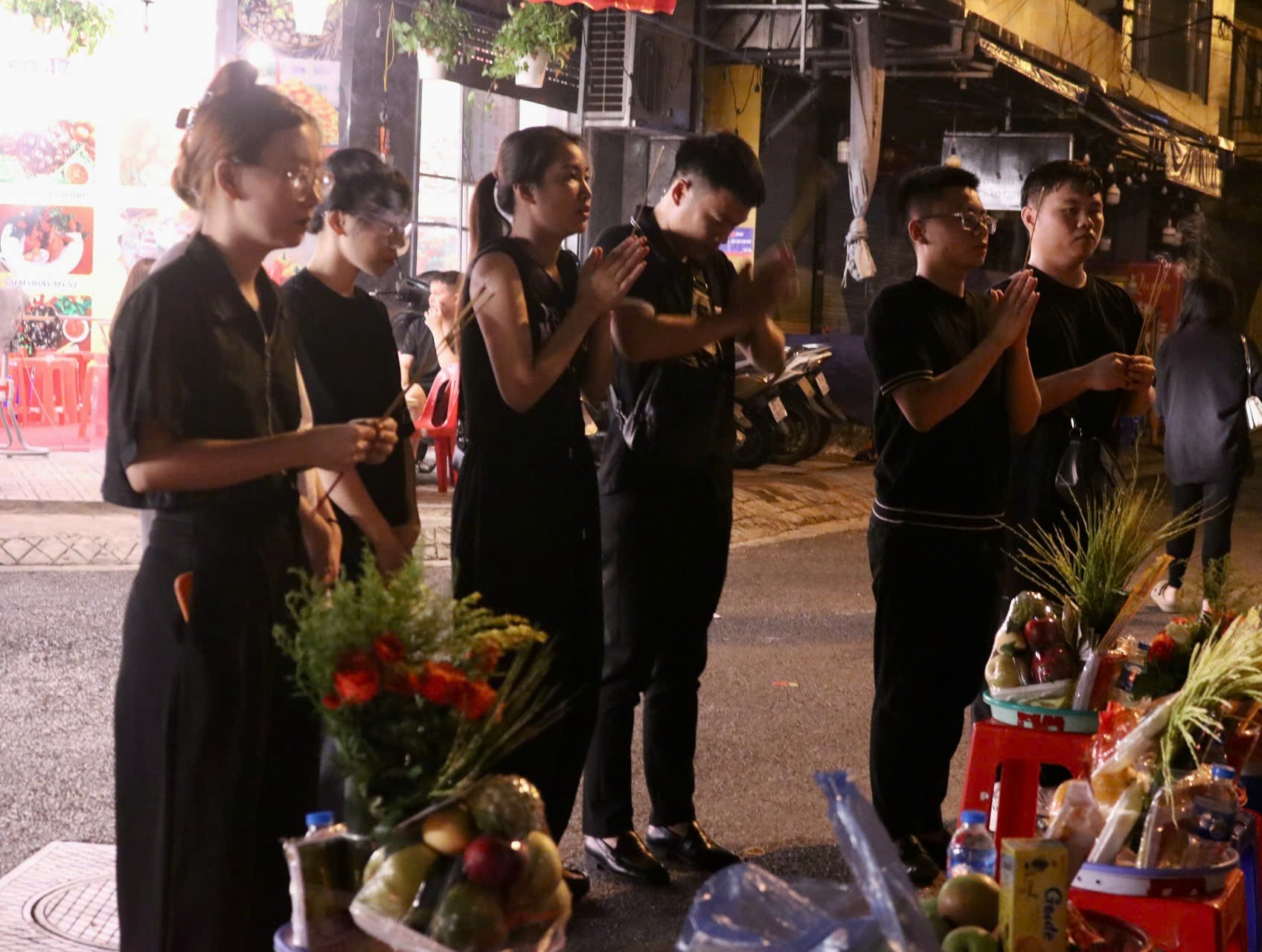 Die Jugendlichen von Hanoi laden sich gegenseitig zum Tay Ho-Tempel ein, um am 15. Tag des 7. Mondmonats im Morgengrauen zu beten. Foto 4