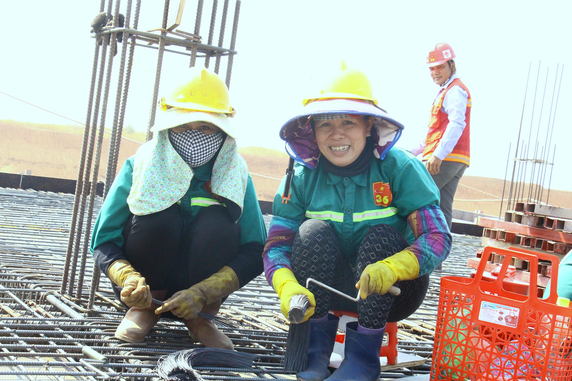 Những “bóng hồng” trên công trường giao thông- Ảnh 5.