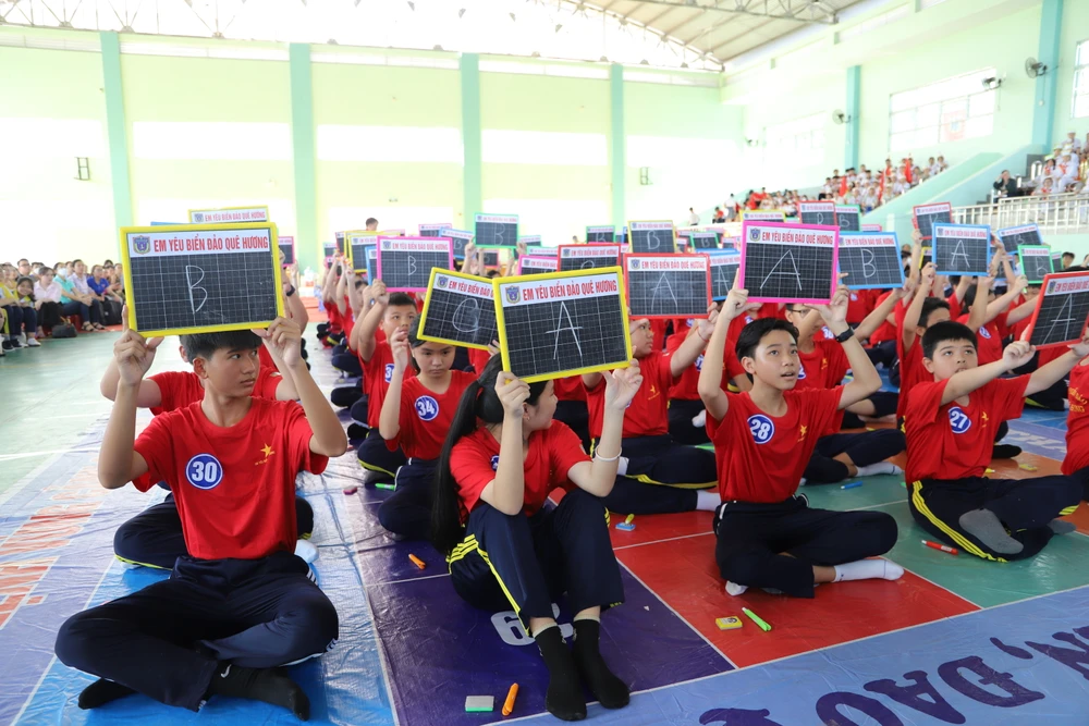 Scène du concours « J'aime la mer et les îles de mon pays natal » dans le district de Nha Be, Ho Chi Minh-Ville