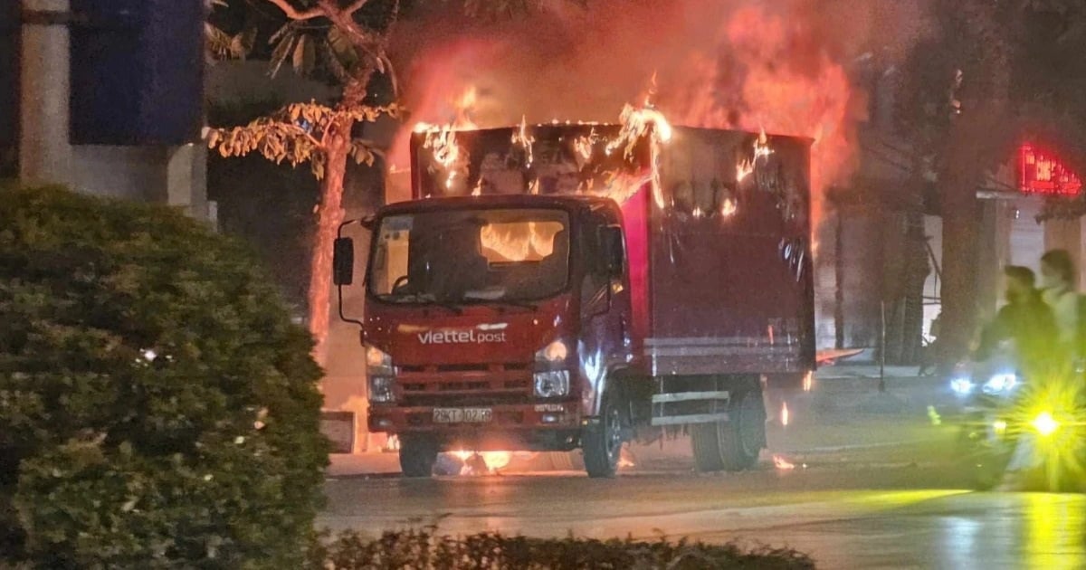 Lastwagen brennt auf der Straße in Hanoi