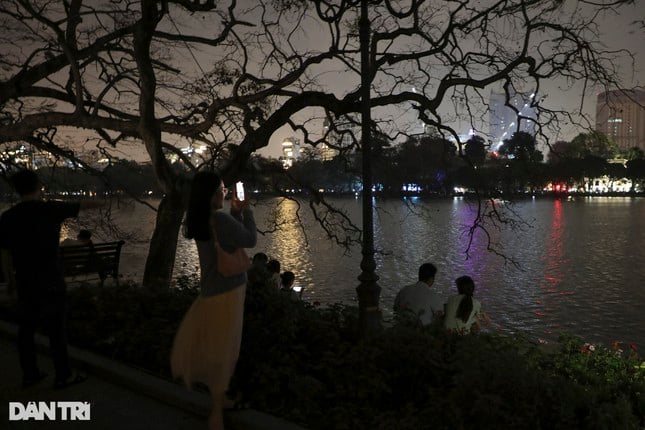 El lago Hoan Kiem es apenas hermoso cuando todas las luces están apagadas durante la Hora del Planeta (foto 5)