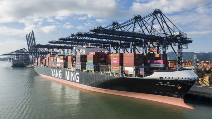 កប៉ាល់កុងតឺន័ររបស់ Yang Ming Marine Transport នៅ Shenzhen (ប្រទេសចិន)។ រូបថត៖ Bloomberg