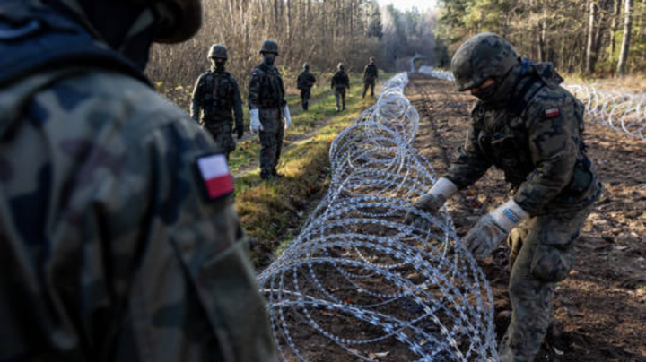 Polish troops install barbed wire fences on Poland's border with Russia's Kaliningrad region. (Photo: Getty)