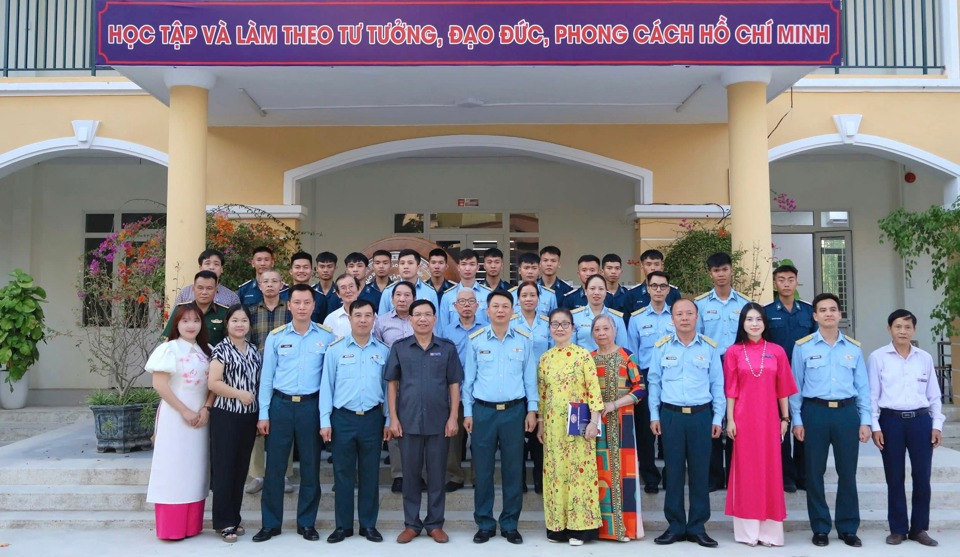   Le lycée et le nouveau bataillon d'entraînement des soldats renforcent leur solidarité.