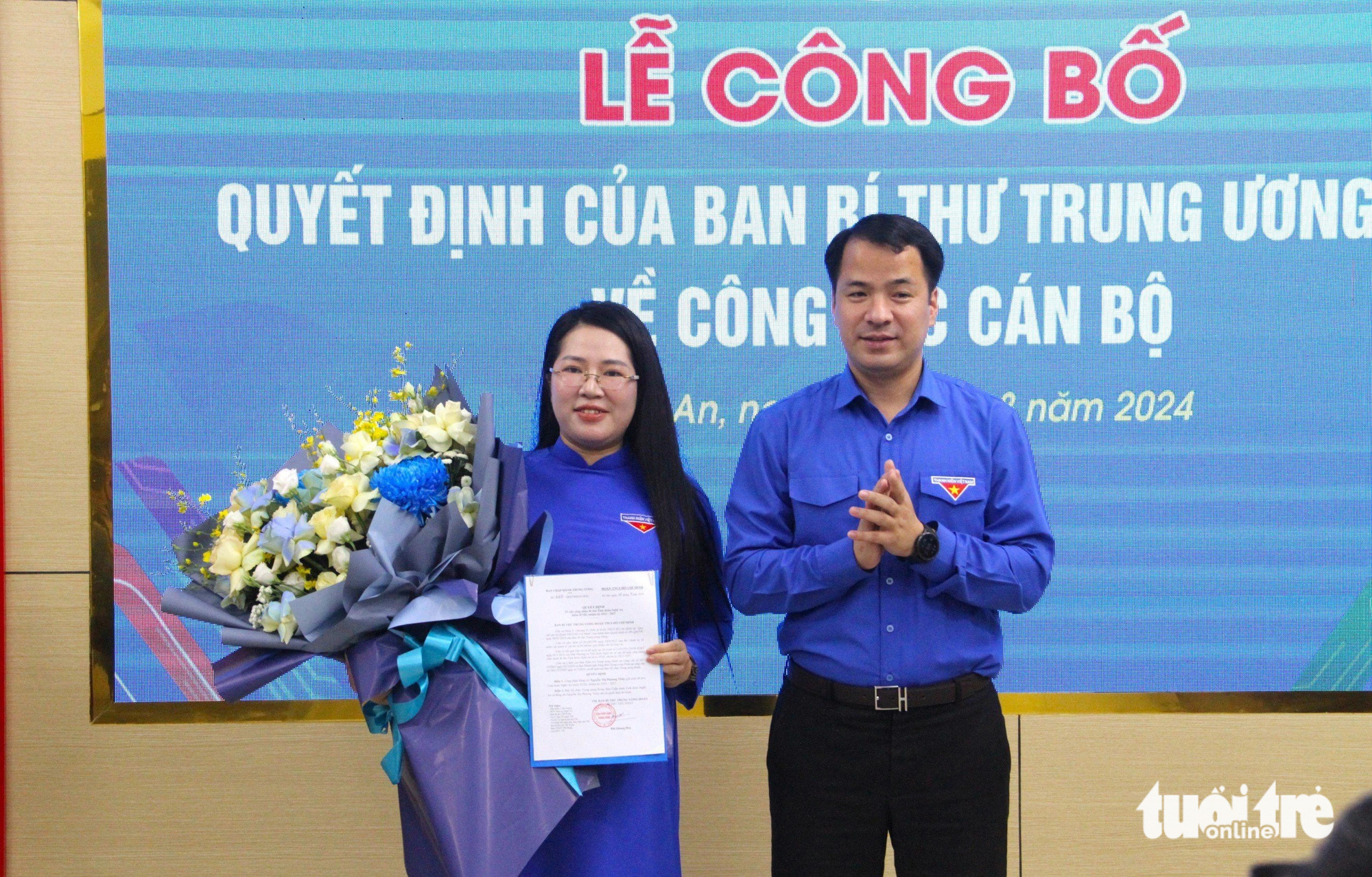 Anh Ngô Văn Cương - bí thư Ban Chấp hành Trung ương Đoàn thanh niên cộng sản Hồ Chí Minh, chủ nhiệm Ủy ban Kiểm tra Trung ương Đoàn - trao quyết định của Ban Bí thư Trung ương Đoàn công nhận chị Nguyễn Thị Phương Thúy giữ chức bí thư Tỉnh Đoàn Nghệ An khóa XVIII, nhiệm kỳ 2022-2027 - Ảnh: DOÃN HÒA