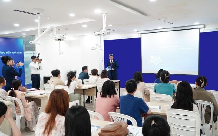 พิธีต้อนรับรองศาสตราจารย์ Truong Nhat Khue - หัวหน้าภาควิชาทันตแพทยศาสตร์ มหาวิทยาลัยการแพทย์และเภสัช Can Tho และปริญญาตรีวิทยาศาสตรบัณฑิต เหงียน ฮู นัม – ประธาน บริษัท คิม เดนทัล