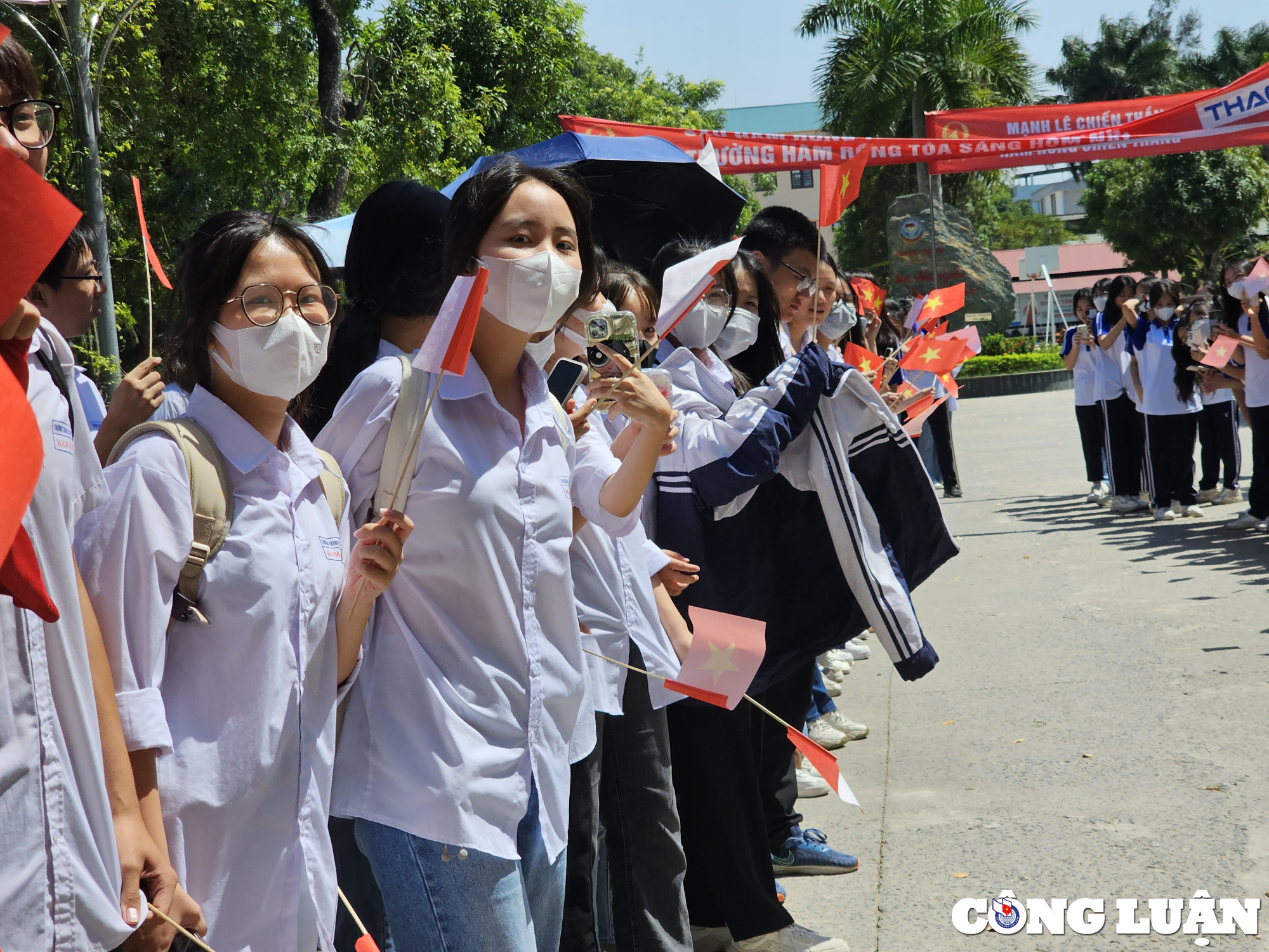 Thanh Hoa Ham Rong High School welcomes the 2023 Olympic champion photo 3