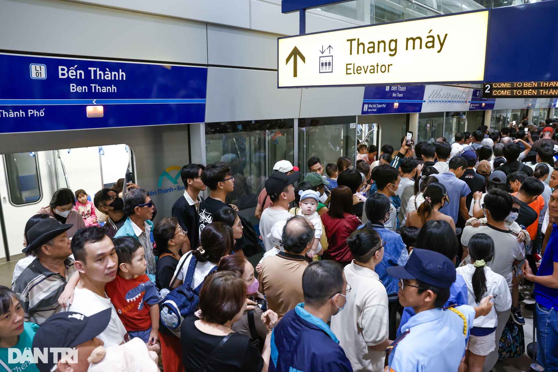 Metro Bến Thành - Suối Tiên chật kín người sáng cuối tuần - 8