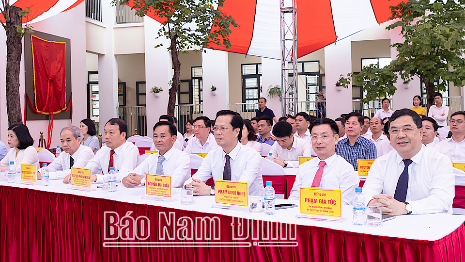 Comrades: Pham Gia Tuc, Member of the Party Central Committee, Secretary of the Provincial Party Committee; Pham Dinh Nghi, Deputy Secretary of the Provincial Party Committee, Chairman of the Provincial People's Committee and other provincial leaders attended the ceremony. Photo: Viet Du DT 1  