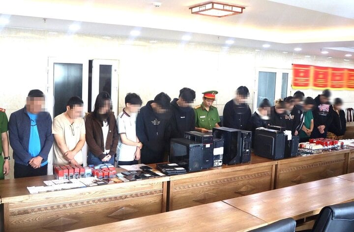 L'agence d'enquête de la police de la ville de Da Nang a ouvert une enquête et poursuivi 16 accusés dans le réseau de trafic de factures. (Photo : fournie par la police)