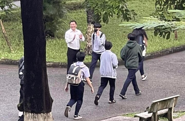 손 선생님이 학교 운동장에 서서 학생들을 맞이하는 모습이 담긴 사진은 소셜미디어에 게시되자마자 많은 칭찬을 받았다. (사진: 하이바중 고등학교 팬페이지 - 후에시)