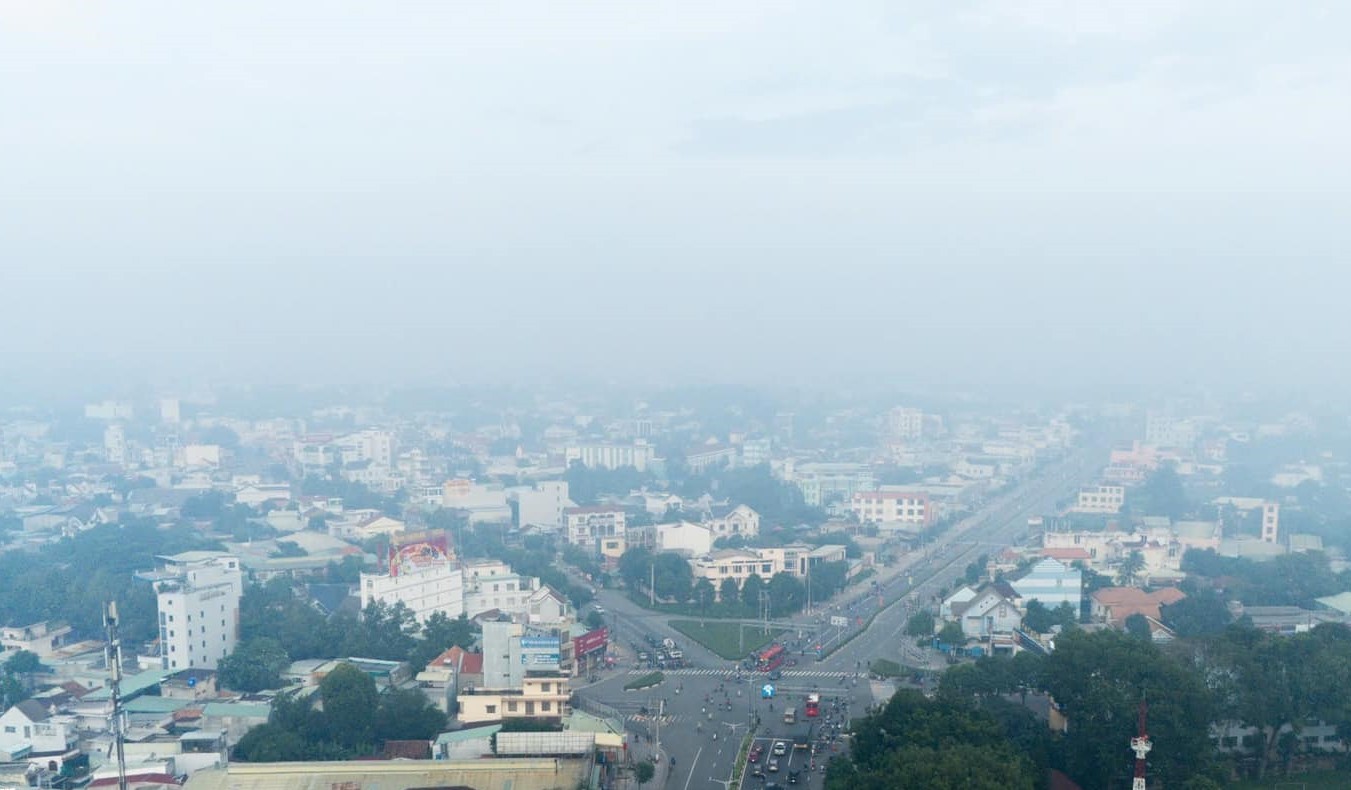 Brouillard dense à Binh Duong, froid et brumeux comme Da Lat photo 1