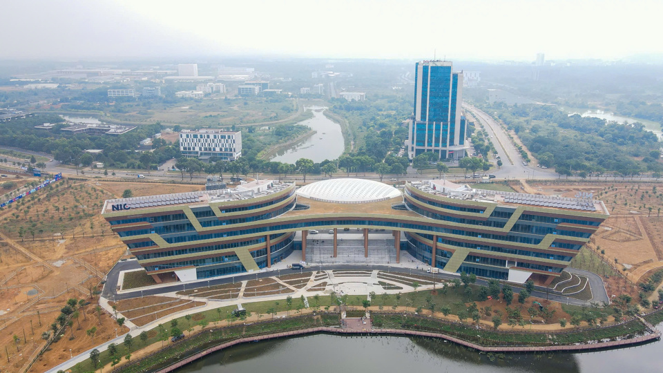 Das Stadtgebiet von Hoa Lac ist ein Zentrum für Wissenschaft, Technologie und Ausbildung und dient als westliches Tor zur Hauptstadt, das diese mit anderen Regionen verbindet. Foto: Hai Linh