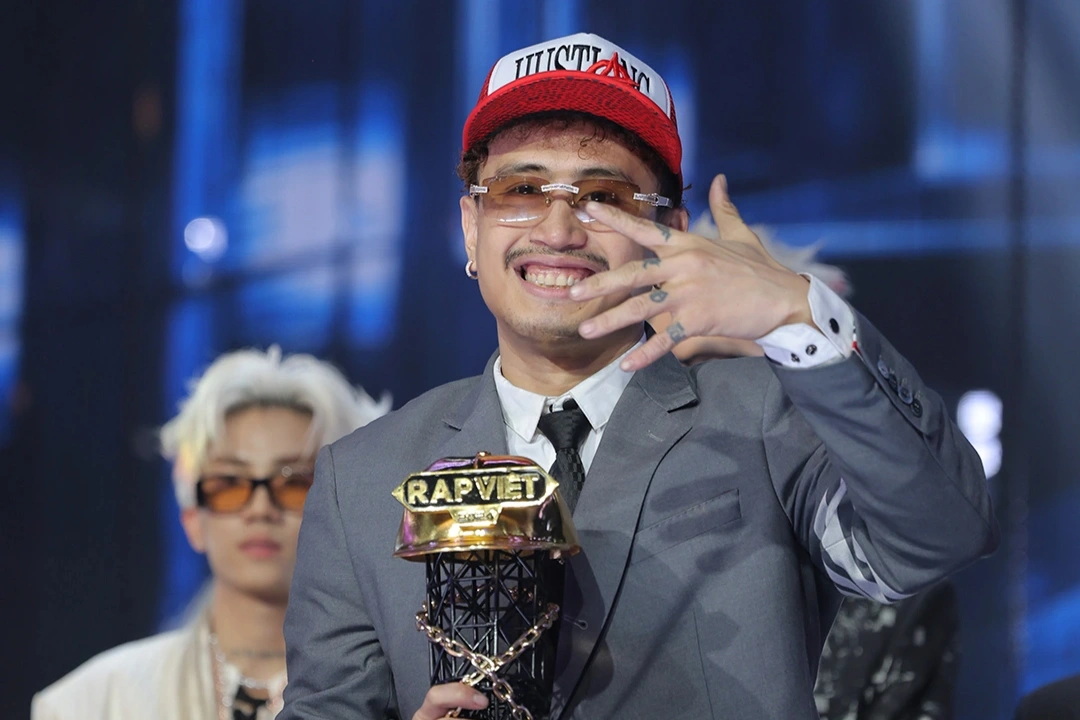 Der 28-jährige Rapper Hustlang Robber wird Champion der vierten Staffel von Rap Viet