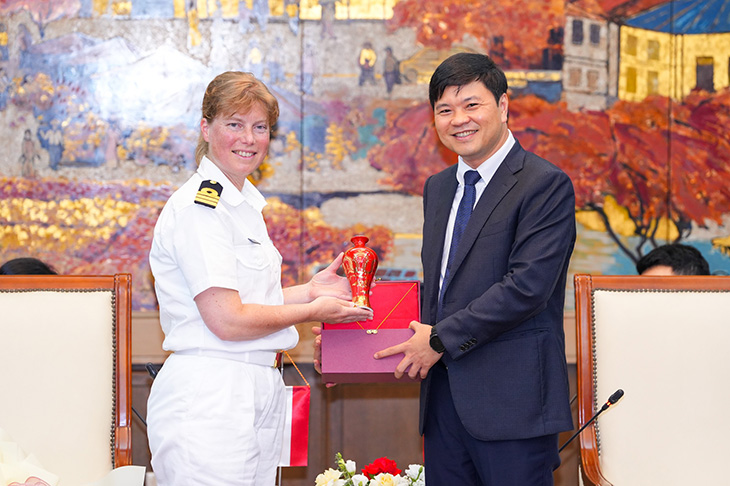 Le vice-président du Comité populaire de la ville, Hoang Minh Cuong, et le lieutenant-colonel Yvonne Ban Beusekom, capitaine du navire d'escorte HNLMS TROMP de la Marine royale néerlandaise, ont offert des souvenirs. Photo : Dam Thanh