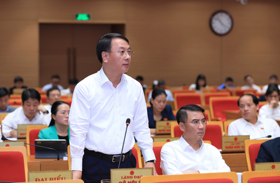 Le directeur du département des affaires intérieures de Hanoi, Tran Dinh Canh, prend la parole lors de la réunion