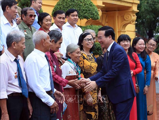 Präsident der Sozialistischen Republik Vietnam empfängt Delegation von Delegierten und Personen mit verdienstvollen Diensten in Tra Vinh Bild 1