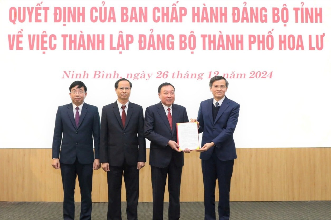 lanh-dao-dang-bo-thanh-pho-hoa-lu-1735195270423.jpg