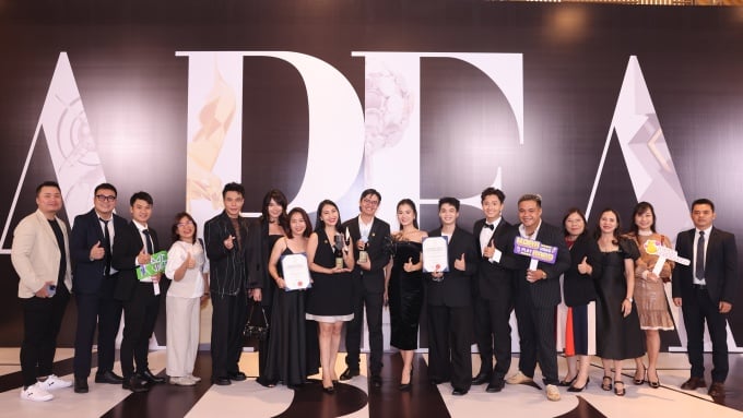 El equipo de promoción de DatVietVAC - Dong Tay en la ceremonia de premios APEA 2023, la noche del 5 de octubre.