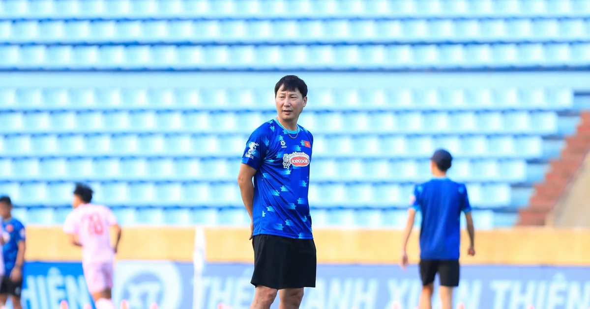 Coach Kim Sang-sik lowers goal of winning against India, Tien Linh leaves open possibility of playing