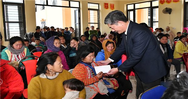 Stellvertretender Minister und stellvertretender Vorsitzender des Komitees für ethnische Minderheiten Y Vinh Tor gratuliert zum Tet-Fest in der Provinz Lai Chau