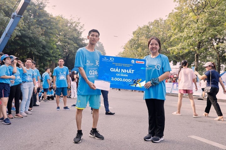 Les représentants du groupe Tan A Dai Thanh ont décerné des prix aux athlètes de l'équipe locale.