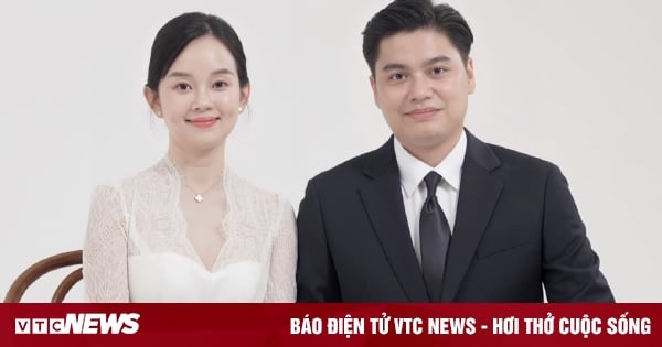 Ly Kute, l'actrice du film « Le journal de Vang Anh », montre avec bonheur des photos de son mari nouvellement marié