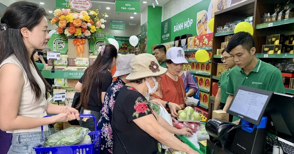 What is so special about the Best Farm clean food store chain of excellent Vietnamese farmers that makes women flock to buy?