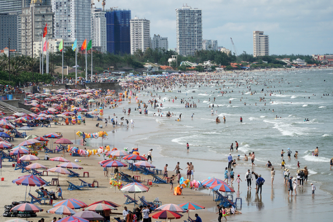 Playa Back, ciudad de Vung Tau, durante las vacaciones del 30 de abril al 1 de mayo de 2022, vista desde arriba. Foto: Truong Ha