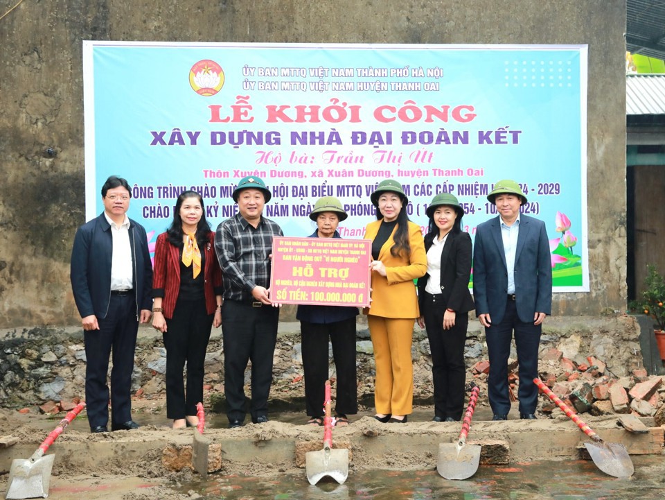 Chairwoman of the Vietnam Fatherland Front Committee of Hanoi City Nguyen Lan Huong presented financial support to build Great Solidarity houses for people in Xuan Duong commune, Thanh Oai district.