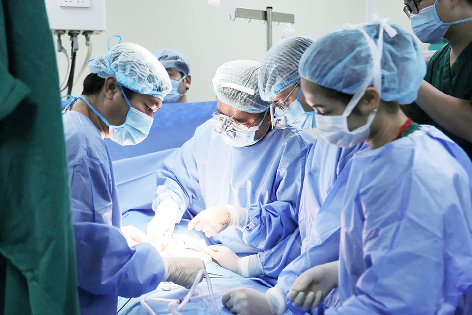 Doctors at Duc Giang General Hospital perform a kidney transplant at the hospital.