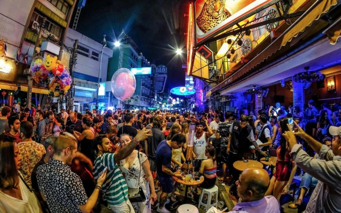 Khaosan Road la nuit. Photo : Fête à Bangkok