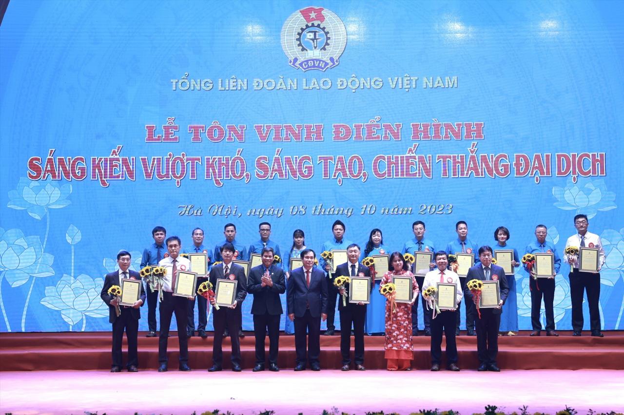 Deputy Head of the Central Propaganda Department Phan Xuan Thuy and Vice President of the Vietnam General Confederation of Labor Huynh Thanh Xuan presented certificates and flowers to honor representatives of grassroots trade unions and representatives of enterprises with outstanding achievements in the 1 million initiatives program.