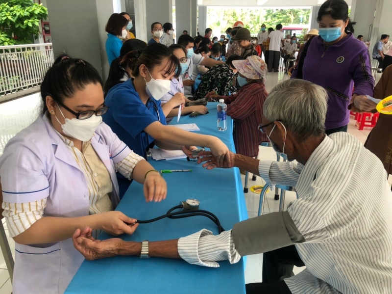 Thăm khám sức khỏe cho người cao tuổi.