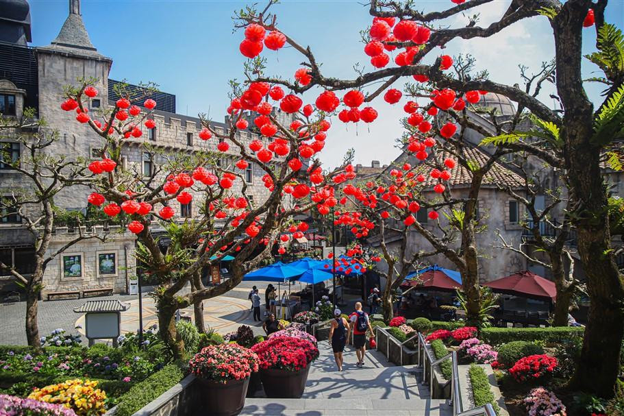 Sun World Ba Na Hills Spring Festival attracts tens of thousands of tourists - Photo 2