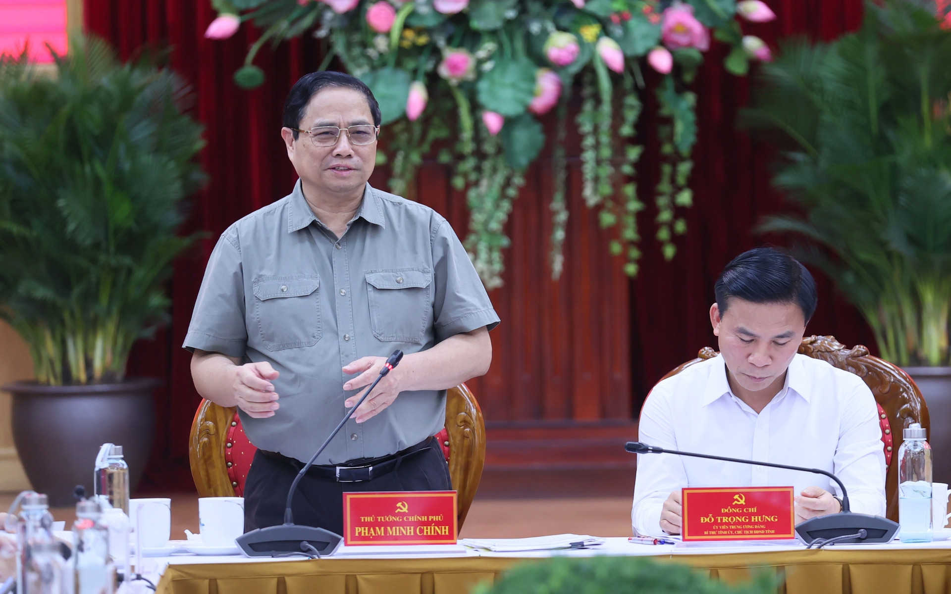 នាយករដ្ឋមន្ត្រី Pham Minh Chinh ធ្វើការជាមួយគណៈកម្មាធិការអចិន្ត្រៃយ៍គណៈកម្មាធិការបក្សខេត្ត Thanh Hoa