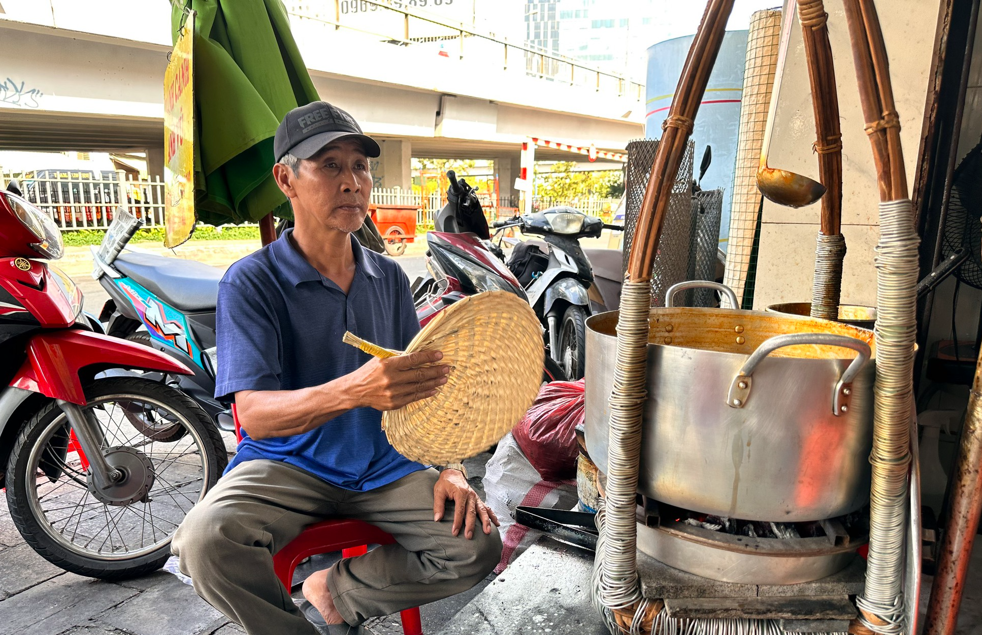 Quán bánh canh cua ‘không có nhân viên' 40 năm… ‘bỏ bùa' khách ở TP.HCM - Ảnh 7.