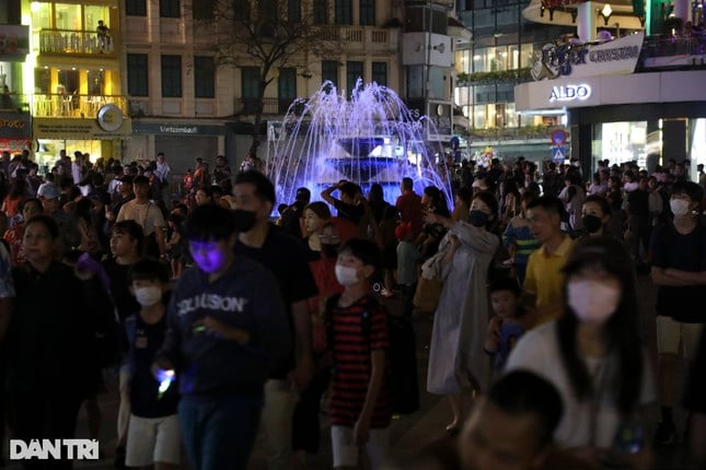 El lago Hoan Kiem es apenas hermoso cuando todas las luces están apagadas durante la Hora del Planeta (foto 9)