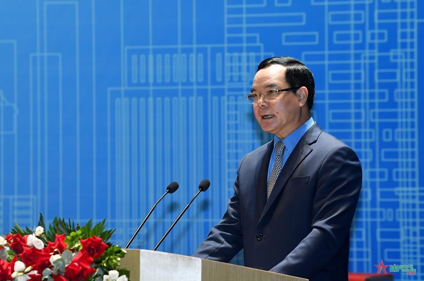 Nguyen Dinh Khang, Mitglied des Zentralkomitees der Partei und Präsident des vietnamesischen Gewerkschaftsbundes, hielt die Eröffnungsrede.