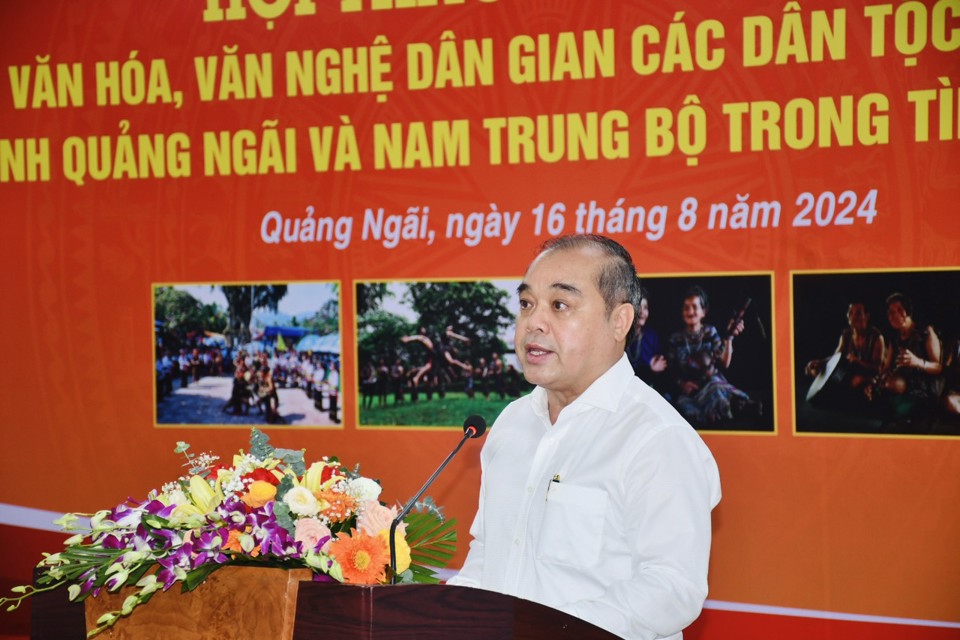 El vicepresidente permanente del Comité Popular Provincial de Quang Ngai, Tran Hoang Tuan, habló en el taller.