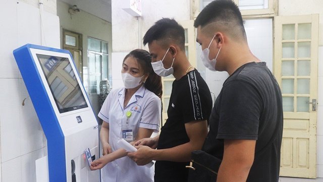 What are the health insurance benefits for patients registering for temporary residence in Hanoi?