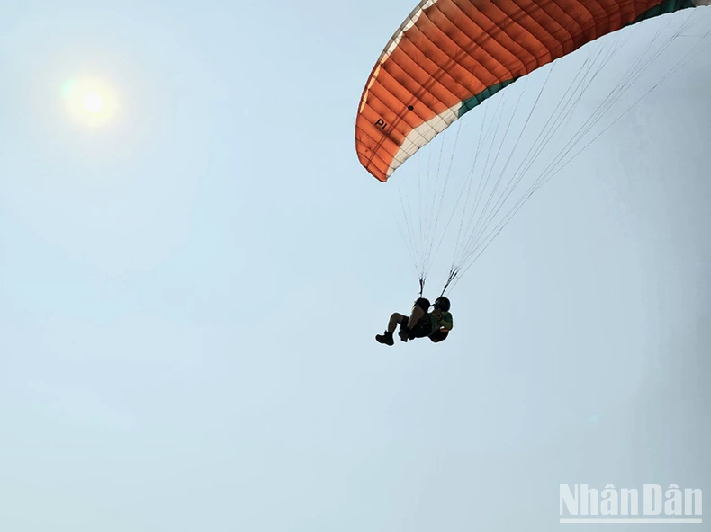 การแข่งขันร่มร่อนสุดตระการตาจังหวัดคอนตูม ภาพที่ 7