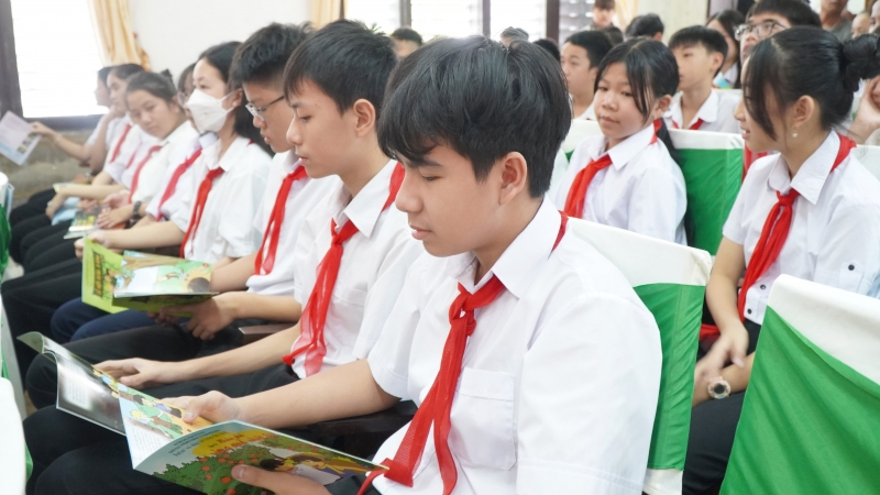 A Luoi students are educated about preventing mine accidents