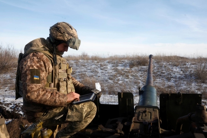 Ukrainische Soldaten studieren Daten auf einem Tablet, bevor sie im Januar in Bachmut das Feuer eröffnen. Foto: Reuters