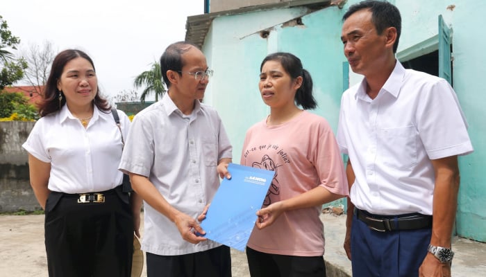 Hai Duong Newspaper supports many families affected by storm No. 3